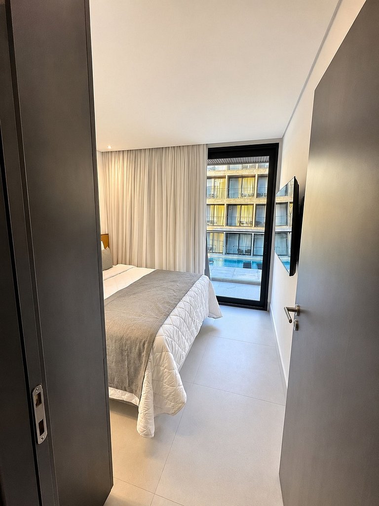 Flat Terreo com Piscina em Muro Alto